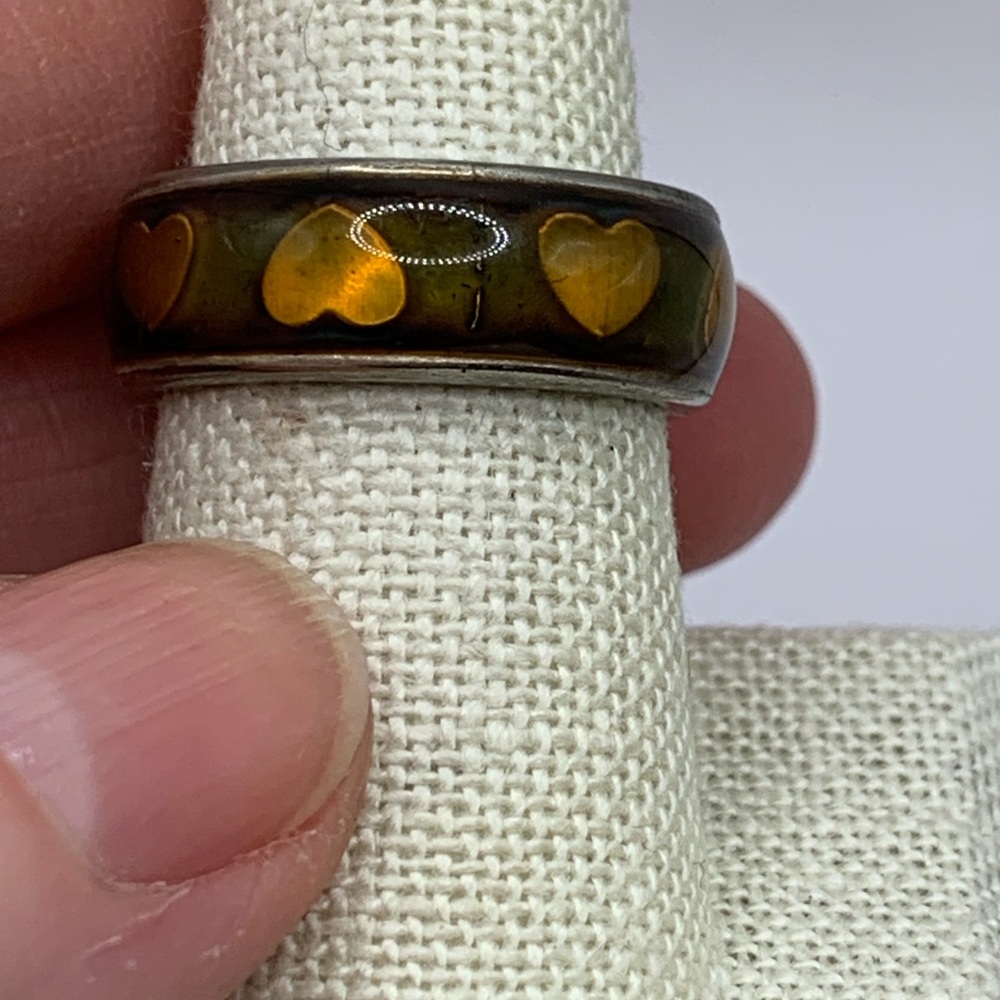 Vintage 1970s Mood Ring Size 8 Color Changing Hearts Band - Picture 6 of 6
